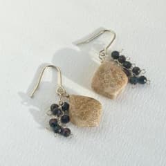 天然石　フォッシルコーラルとガーネットのピアス/イヤリングのサムネイル