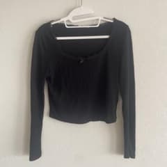 【H&M】ブラック レースリボン 長袖リブトップス(同じデザインでグレーあり！)のサムネイル