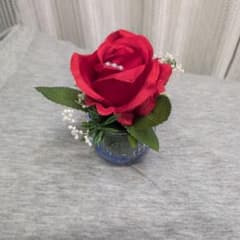 赤いバラの造花 アレンジメント ガラスベース付きのサムネイル