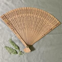 白檀扇　扇子　桐箱付き　せんす　うちわ　木製　透かし彫 希少レア 白檀扇 桐箱付き 白檀扇子透かし彫り 白檀｜Yahoo!フリマ（旧