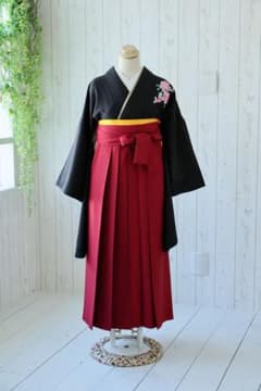 卒業袴】着物黒ポイント刺繍 袴単色赤 （10 - メルカリ