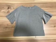 超美品 フレア袖のトップスのサムネイル
