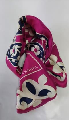 数回使ったとてもかわいいCHANEL シルクスカーフ ピンク 大判 CHANEL シルクスカーフ ピンク フラワー - メルカリ