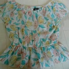 新品花柄トップスのサムネイル