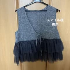 グレーと黒のVネックベストのサムネイル