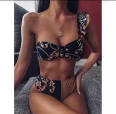 セクシー ビキニ 水着のサムネイル