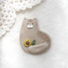 ハンドメイドブローチ 猫とひまわりのブローチ 茶トラ　陶土 北欧風のサムネイル