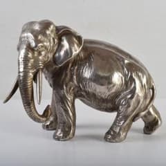 金属工芸　象　置物　重さ約1713g　V　9092 金属工芸 象 置物 重さ約1713g V 9092 - メルカリ