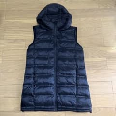 黒 フード付きダウンベストのサムネイル