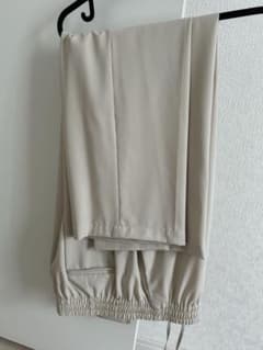 UNIQLO ベージュ スラックスのサムネイル