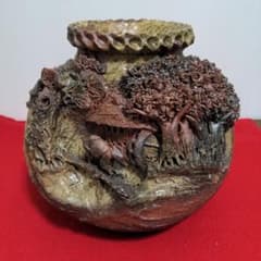 鈴鹿焼・萬古焼・杉野玉龍作・浮彫盛上山水風車図・壺・床飾り・飾り壺・花瓶 鈴鹿焼・萬古焼・杉野玉龍作・浮彫盛上山水風車図・壺・床飾り・飾り壺