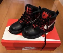 Nike ブラック/レッドチェック スニーカーのサムネイル
