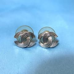 CHANEL シャネル　ピアス　刻印のサムネイル