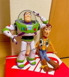 トイストーリー　バズライトイヤー　喋る人形