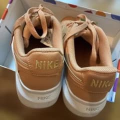 Nike ベージュ ローカットスニーカー　オレンジ系のサムネイル