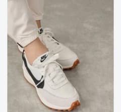 NIKE ワッフルデビュースニーカー 23.5センチ ホワイト×ブラックのサムネイル