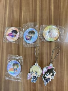くら寿司　名探偵コナン　コラボ　缶バッチ4個とラバーアクセサリー2個のセットのサムネイル
