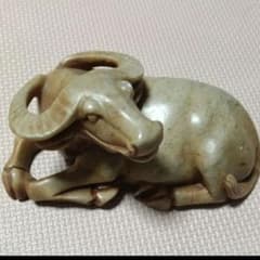 ヴィンテージ　中国美術 天然石 手彫り 水牛（臥牛）彫刻 オブジェ 置物のサムネイル