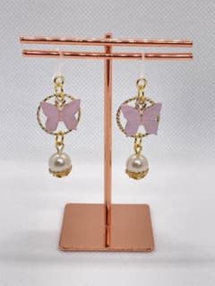 ハンドメイド　ピアス　蝶々（ピンク）のサムネイル