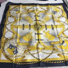 HERMES 　エルメス 大判スカーフ　カレ90 シルク100％のサムネイル