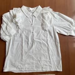フリル付きホワイト半袖シャツ - メルカリ