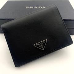 プラダ 二つ折り 財布 サフィアーノ レザー 三角プレート ロゴ 小型 黒