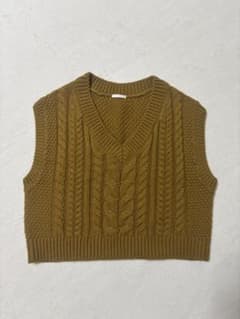 GUケーブル編み Vネック ニットベストのサムネイル