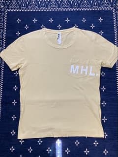 MHL. (エムエイチエル) ロゴポケットTシャツのサムネイル
