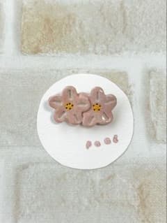 ブローチ no.119 ハンドメイド ✳︎花 オーブン粘土 - メルカリ