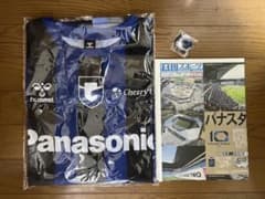 ガンバ大阪 パナスタ10周年記念シャツと缶バッチのサムネイル