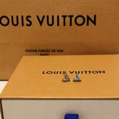 Louis Vuitton V字型ピアス(片耳)キャッチなし バラ売りも可能です Louis Vuitton V字型ピアス(片耳)キャッチなし バラ売りも可能です