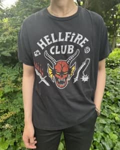 【公式！】ストレンジャーシングス HELLFIRE CLUB Tシャツのサムネイル