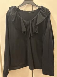 今季、一度着用のみの美品！ミズイロインド　フリルカットソー黒のサムネイル