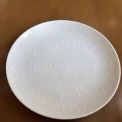 NARUMI CHINA ナルミチャイナ　　白い陶器皿 浮き彫り模様のサムネイル