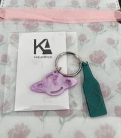 【値下げ】KAE ACRYLIC の惑星とワインボトルのアクリルキーホルダーのサムネイル