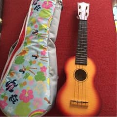 ウクレレ&ウクレレケース/美品ストラップ付けます♡週末お値下げ中!のサムネイル