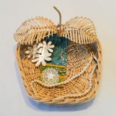 【最終値下げ】籐小物入れバスケット ハンドメイド　りんご　アクセサリートレーのサムネイル