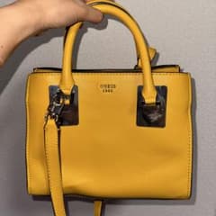 値下げ】GUESS イエロー ショルダーバッグ キーホルダー付き - メルカリ