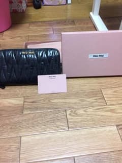 最終値下げ　美品　miumiu長財布のサムネイル