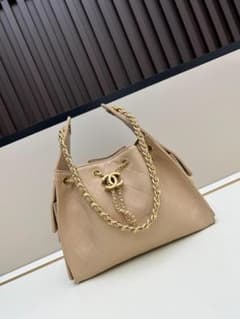 Chanel ベージュ キルティングショルダーバッグ - メルカリ