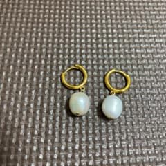 フープピアス ゴールド  パール　揺れるのサムネイル