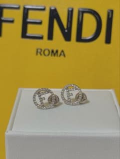 FENDI エフィズ ピアス シルバー - メルカリ