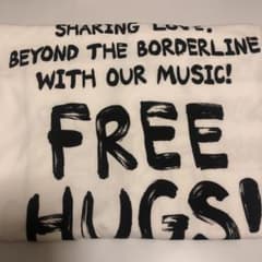 キスマイ Free hugs Tシャツのサムネイル