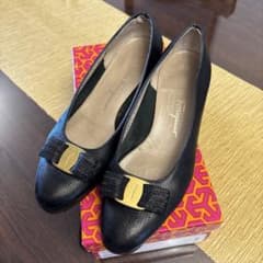 フェラガモ 型押し ヴァラパンプス 7ハーフ - メルカリ