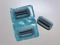 SCHICK イントゥイション ファブ 替刃 敏感肌3コ カミソリ 剃刀のサムネイル