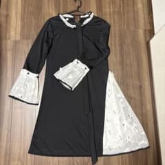 黒と白のフレアスリーブドレスのサムネイル