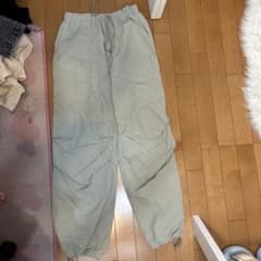 カーキ色　カーゴパンツのサムネイル