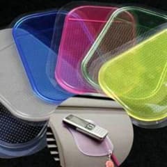 スマホマット 車内の滑り止めマット 接着剤なしで固定 水洗いできるのサムネイル