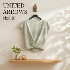 UNITED ARROWS blouse, size F, with ribbon at the back, in excellent condition.
