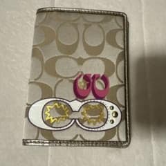 COACH パスポートケースのサムネイル